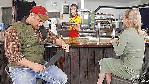 Busty black cougar and her boyfriend getting a face