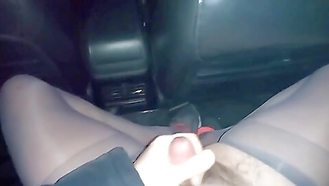 Car driver masturbates and rides her cunt in the car