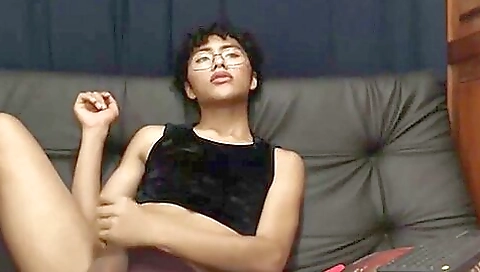 Cute amateur woman showing her curves and tits on cd