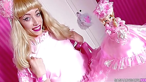 Horny blonde with a sexy ass gets her face covered